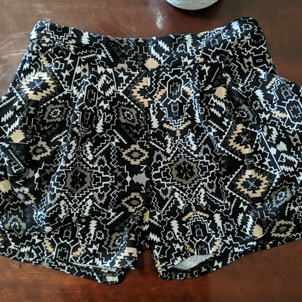 NWOT PATTERNED SHORTS